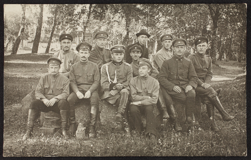 [5. Jalaväepolgu?] ohvitserid ja sõdurid grupifotol pargis