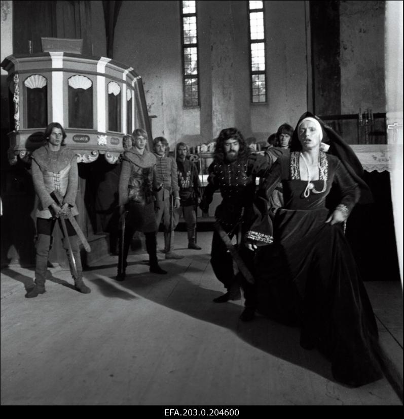 Tallinnfilmi mängufilm "Hundiseaduse aegu". Paremalt Liisa Pesentack - Regina Razuma ja Hans Metten - Jüri Krjukov, vasakul Hans - Märt Visnapuu.