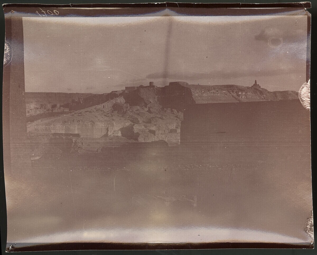 Caption: recto: l.o. “1700” (in negative, upside down, mirrored); verso: M. "1700 W/IV/Cairo: View of the <Mokattan?>/from the Citadel towards the East/with the fort (on the left) u the <Misch...?>/Dochebel <Gynschir?> (on the right) above.“, l.u. 17 XI 1908/4h15” (pencil, vertical)