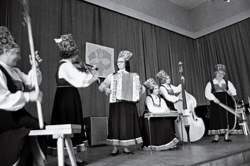 ETKVL-i rahvamuusikaorkester esinemas.