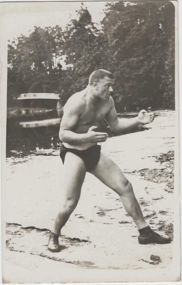 Maadleja veekogu ääres.