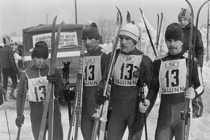 XIX "Noorte Hääle" suusamaratonil esikoha võitnud "Dünamo" 4. kollektiivi I võistkond Valeri Goreišin (vasakult), Toomas Hitrov, Kalju Ojaste ja Vahur Kihuoja.