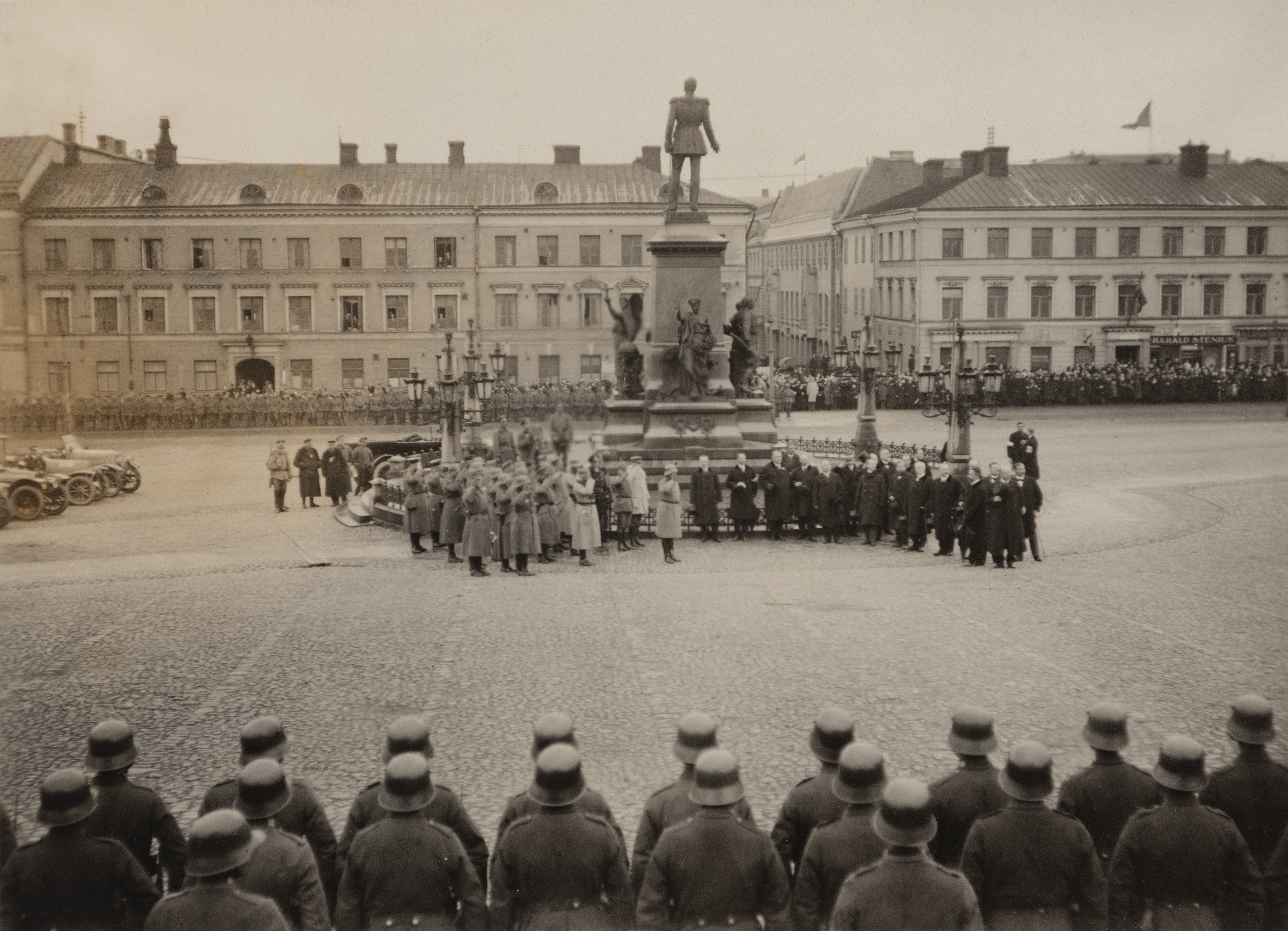 Helsingin valtaus 1918, saksalaisten apujoukkojen paraati Senaatintorilla 14.4.1918