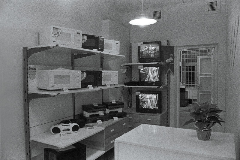 "Sakala" poe avamine pärast renoveerimist, "Viktoria" kaupluse avamise eel (õunad, apelsinid, banaanid). Abestocki hulgimüügiladu.