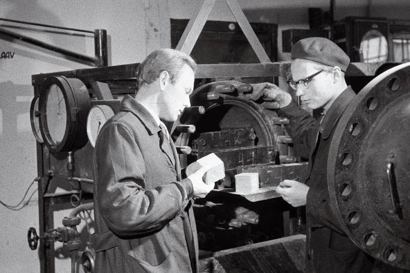 Eesti NSV Teaduste Akadeemia Ehituse ja Ehitusmaterjalide Instituudi noorem teaduslik töötaja Arvo Einret (vasakul) ja vanemlaborant Silver Posti teevad katsetusi tolmtuha kasutamiseks.