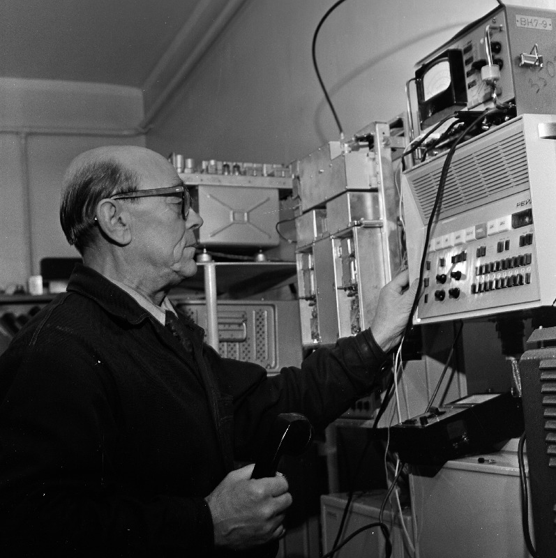 Eesti Merelaevanduse elektroraadionavigatsioonikambri monteerija Tööpunalipu ordeni kandja Johannes Lipso raadiotelefonijaama ultralühilaineala häälestamas.