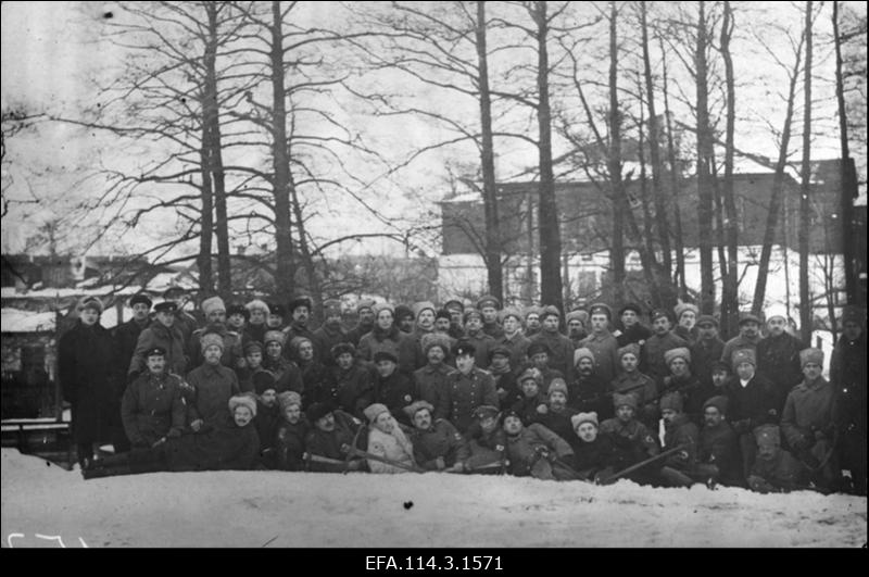 Vabadussõda. Inseneripataljoni 2.sapöörirood enne Lõunarindele sõitmist Juhkentalis. Keskel pagunitega sinelis rooduülem lipnik Rudolf Joonits.