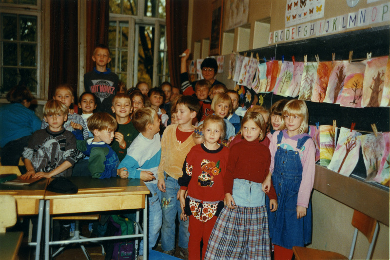 Miina Härma Gümnaasiumi 2.a klass, tagaplaanil õpetaja Eve Kukemelk.
