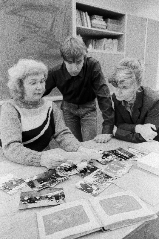 V. Klementi nimelise Kutsekeskkooli nr. 32 õppealajuhataja Helda Venderström (vasakult), poliitklubi "Info" president Alvar Nisumaa ja õpilaste ametiühingukomitee esimees Margot Aguraiuja.