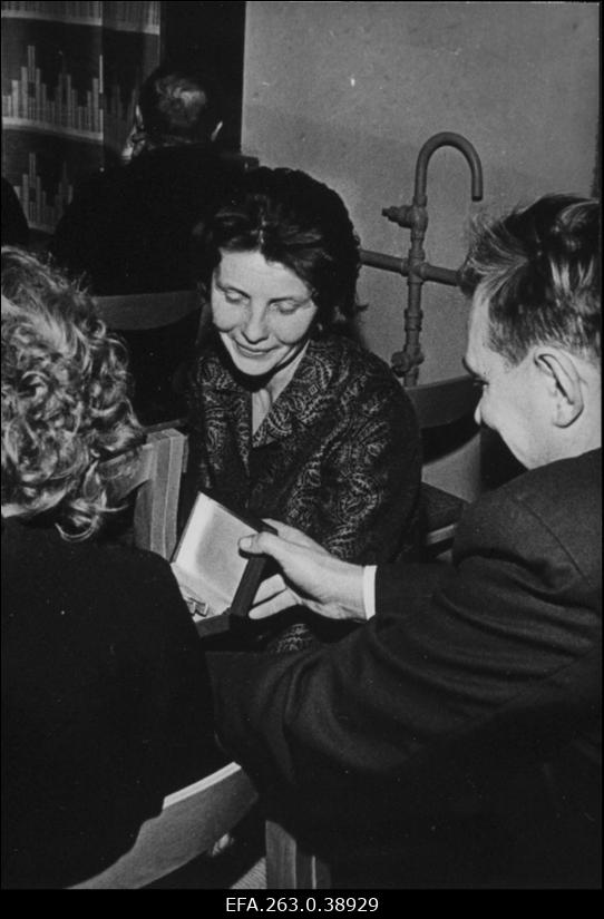 Kirovi nimelise kolhoosi agronoom Endla Kallas Tartu rajooni põllumajanduseesrindlaste kokkutulekul Avangardi kolhoosis.