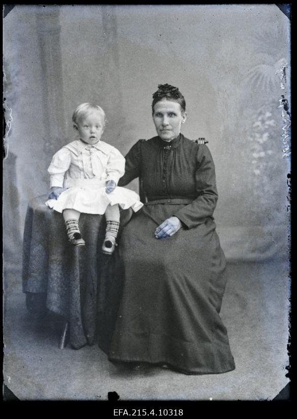 Vanaproua Trofimoff (Trofimova) lapsega.