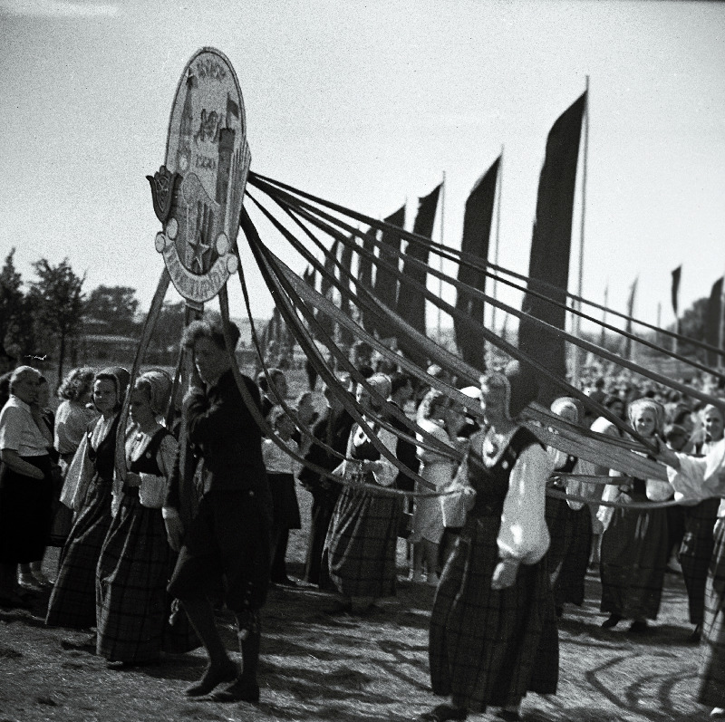 XIII üldlaulupeost osavõtjate rongkäik Lauluväljakul.