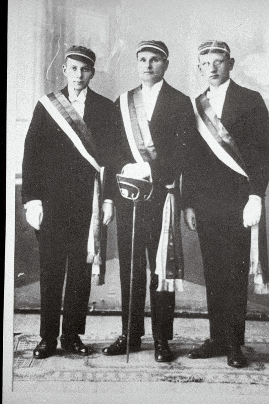 Korporatsiooni „Fraternitas Estica“  eestseisus I semestril 1924. aastal (vasakult) s/a abiesimees L. Andersen , s/a esimees E. Pohap, s/a kirjatoimetaja E. Köstner.