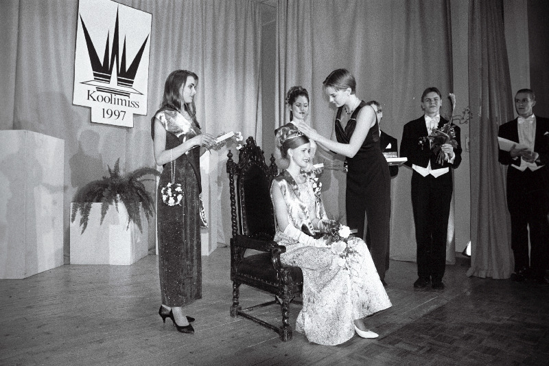 Viljandimaa 1997.a koolimissile Kadri Soobergile paneb krooni pähe 1996.a koolimiss Liina Lall.