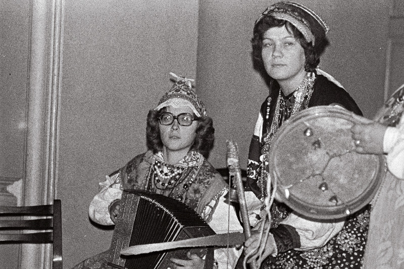 Rahvakollektiivi ansambli "Leegajus" korraldatud simmanil mängib lõõtspilli Viivi Voorand (Aasamäe).