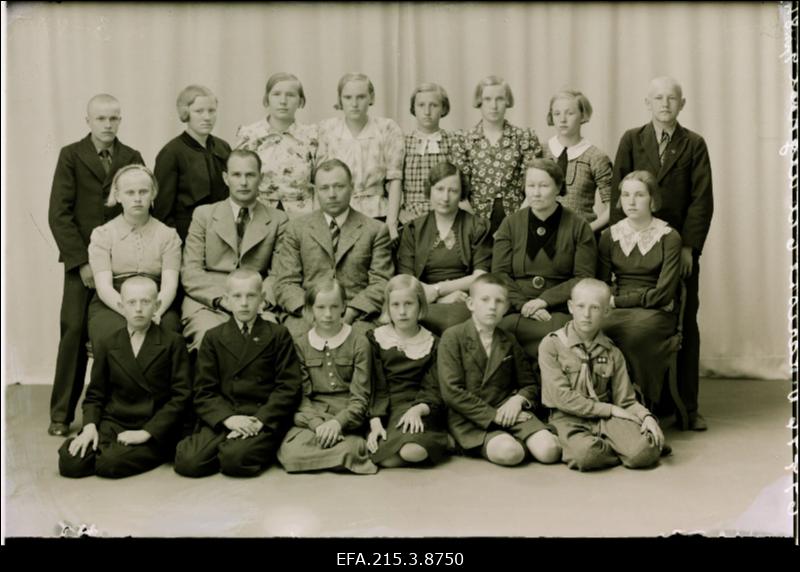 Grupp Vana-Kariste algkooli õpetajaid ja õpilasi.