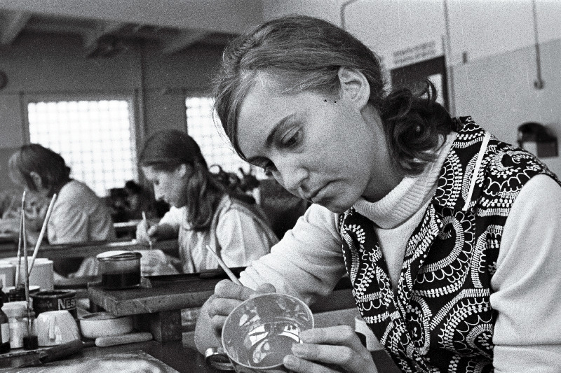 ENSV Kunstifondi Kunstitoodete Kombinaadi portselanimaalija Reet Moor oma igapäevase töö juures.
