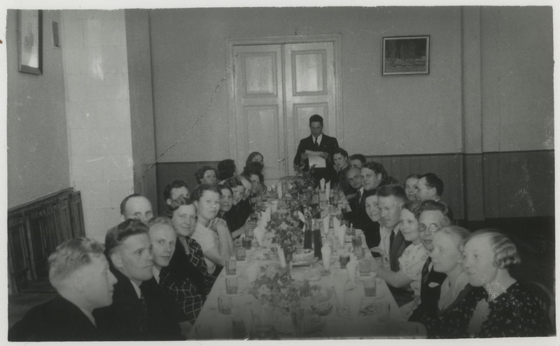 Seltskond pidulaua taga