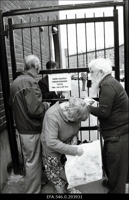 Sotsiaalpanga kliendid Sotsiaalpanga juures peale moratooriumi väljakuulutamist.