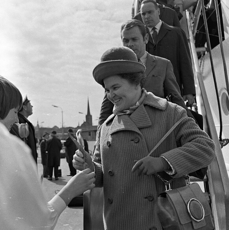 Skandinaavia rahuvõitlejad astuvad Tallinna sadamas maale reisilaeva Tallinn pardalt. Esiplaanil rahvusvahelise Lenini rahupreemia laureaat Mirjam Tuominen.