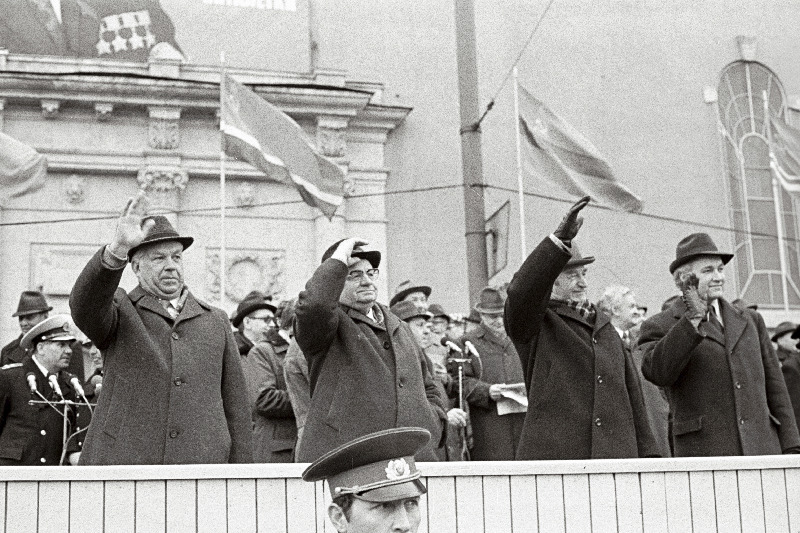 Maidemonstratsioonist osavõtjaid tervitavad vabariigi valitsuse ja partei juhtivad töötajad. Vasakult 1. EKP Keskkomitee esimene sekretär K.Vaino, 2. ENSV Ülemnõukogu Presiidiumi esimees J.Käbin, 3. ENSV Ametiühingute Nõukogu esimees L.Lentsman.