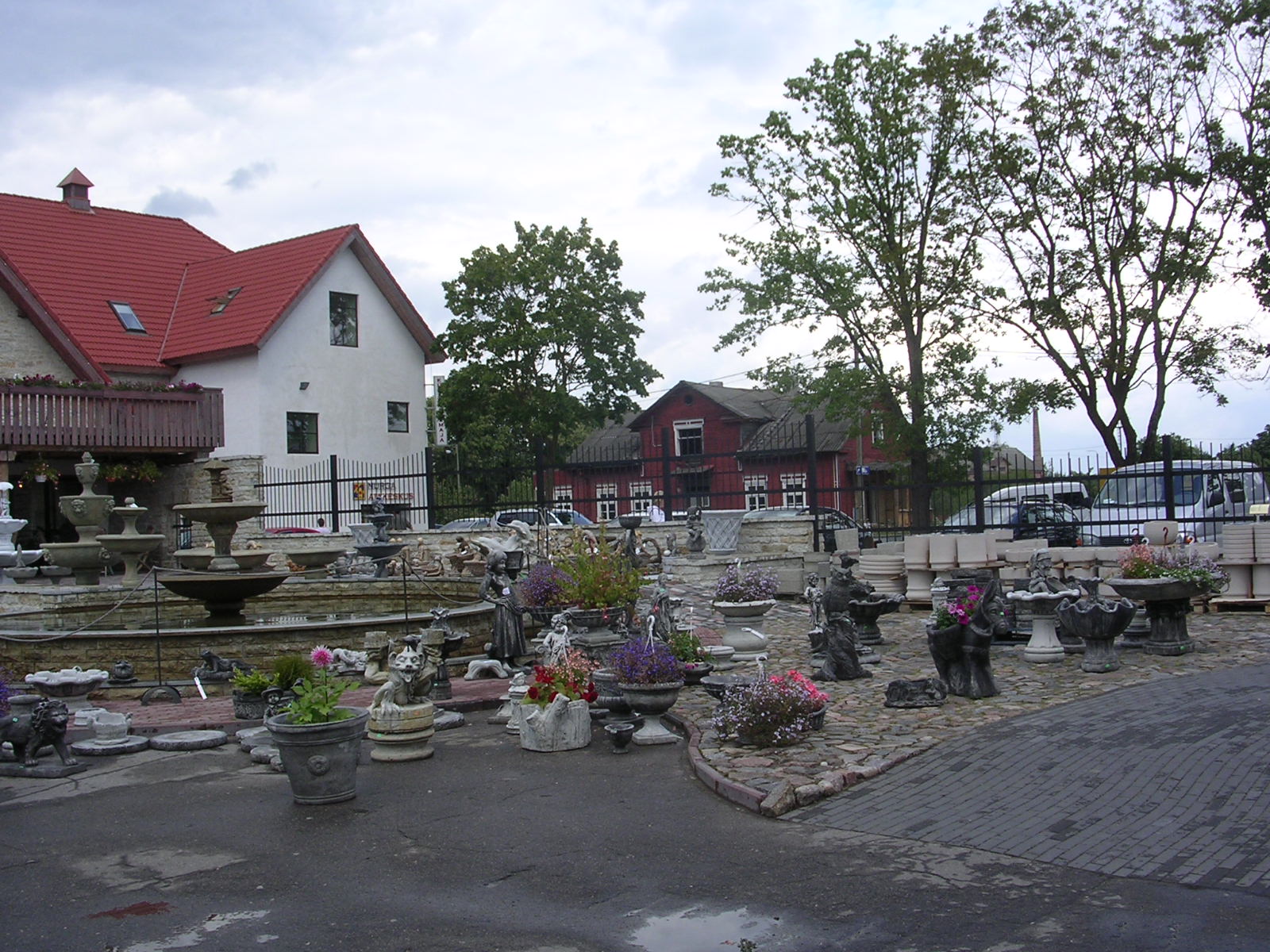 Gardening decorations in Rakvere - panoramio - Aulo Aasmaa - Gardening decorations in Rakvere