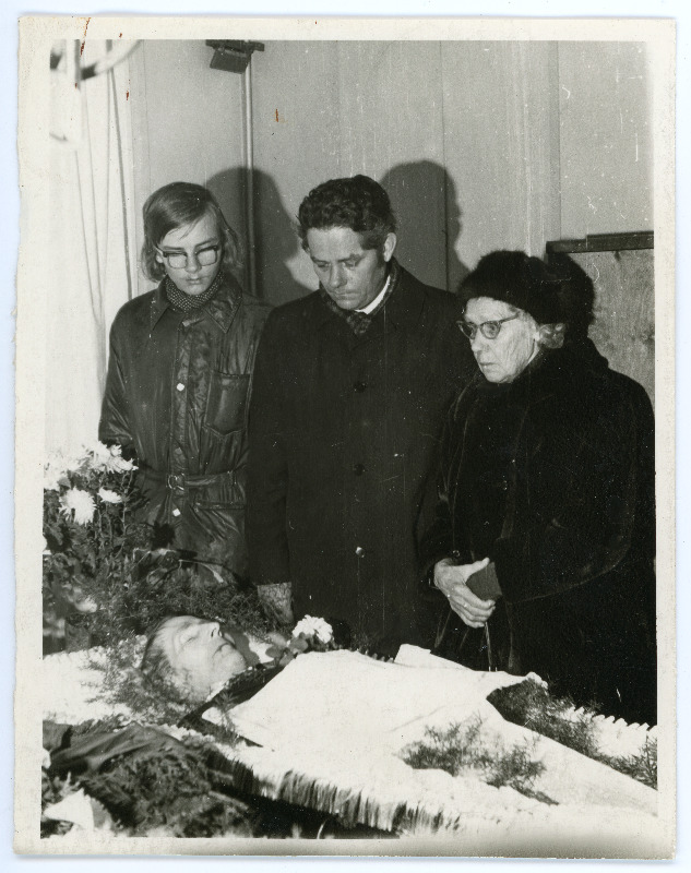 Aleksander Leevaldi (Levaldi) matusefoto. Avatud kirstu kõrval seisavad leinajad, paremalt esimene Minna Leevald