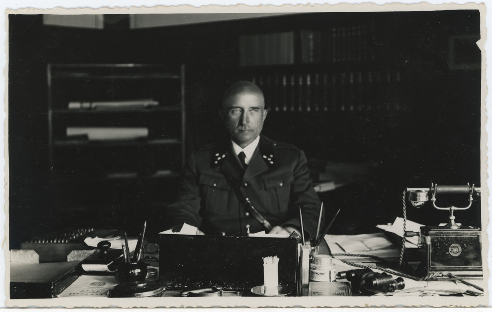 Metsnikuvormis meesterahvas laua taga istumas