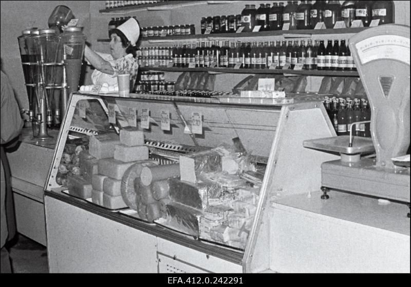 Kaupluse "Viruvärav" külmutusvitriinid.