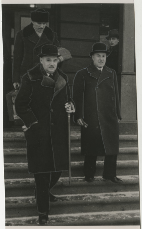 Paavo J. Hynninen (Soome saadik Eestis aastatel 1933-1940) Tartu visiidil jaamahoonest väljumas