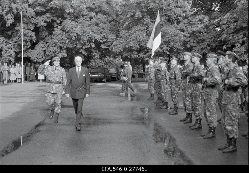 President Lennart Mere ametisse astumise tseremoonia presidendi lossi ees.
