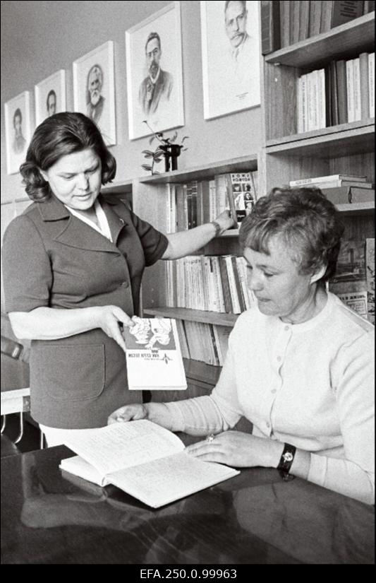 Tallinna 4. Keskkooli vene keele õpetajad Leonora Sutulene (paremal) ja Eesti NSV teeneline õpetaja Nelly Vester.