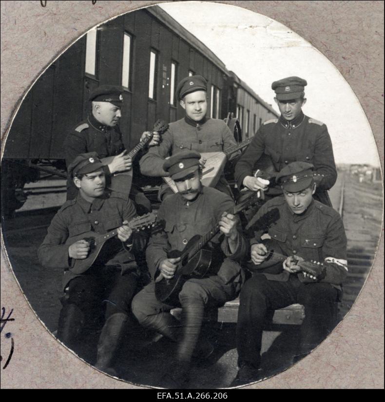 Laiarööpalise soomusrongi nr. 6 keelpilliorkester.