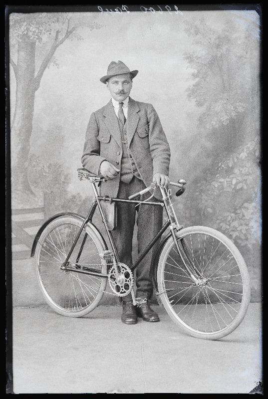 Paul jalgrattaga.