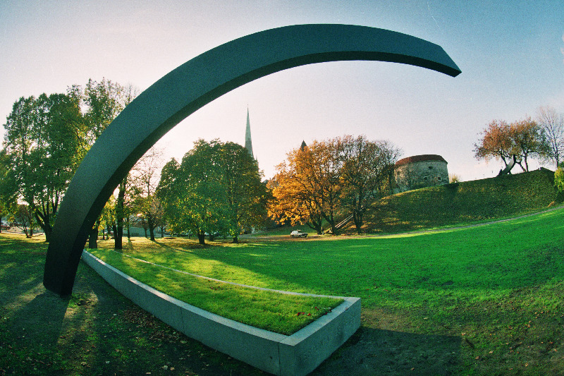 Reisilaev Estonia mälestusele pühendatud monument Katkenud liin.