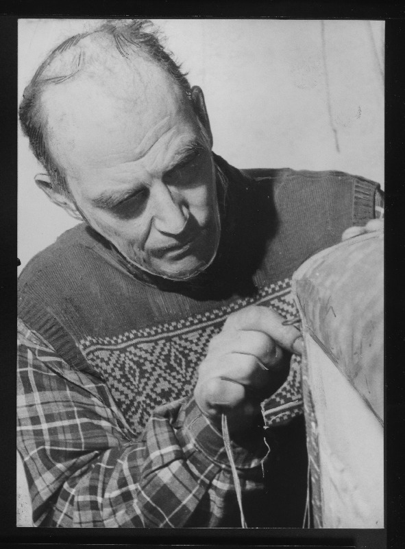 Viljandi Rajooni Tarbijate Kooperatiivi Segatööstuskombinaadi mööbelsepp Johannes Koger.