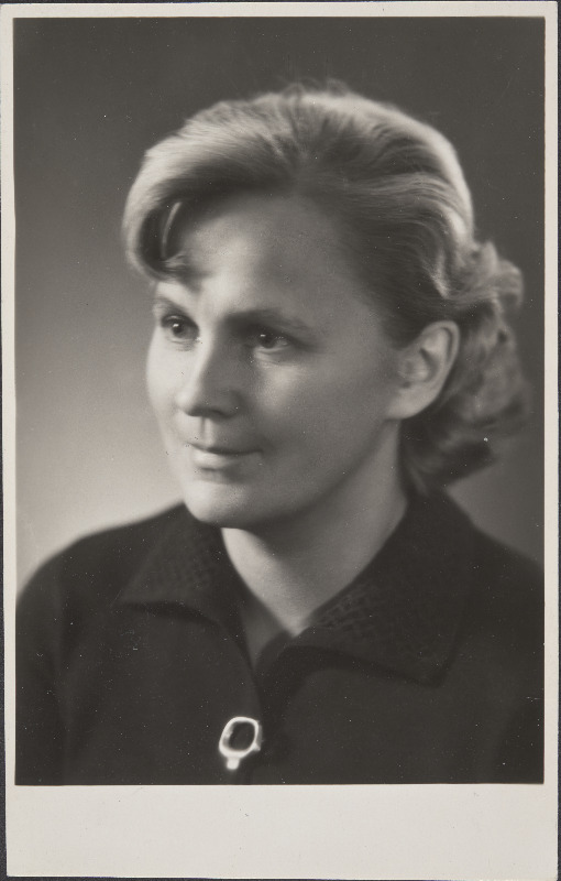Kirjanik Ellen Niit. Ateljeefoto.