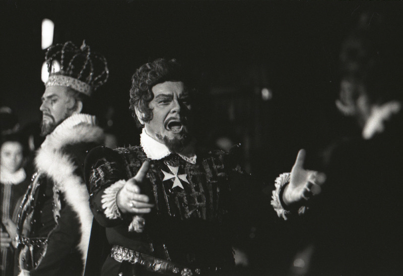Stseen G. Verdi ooperist "Don Carlos" RAT Estonias. Hispaania kuningas Philipp II - Uno Kreen, Markii de Posa - Tiit Kuusik.