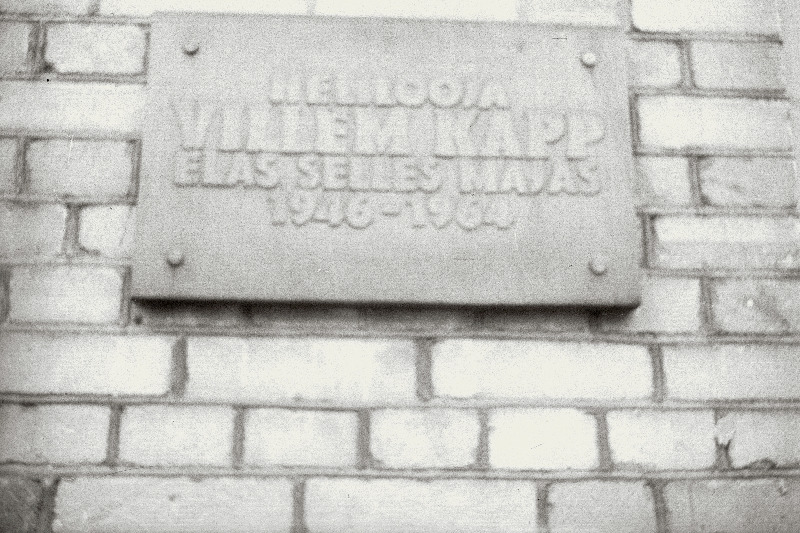 Mälestustahvel puumaja seinal helilooja Villem Kapi elukohas Kungla t 21.