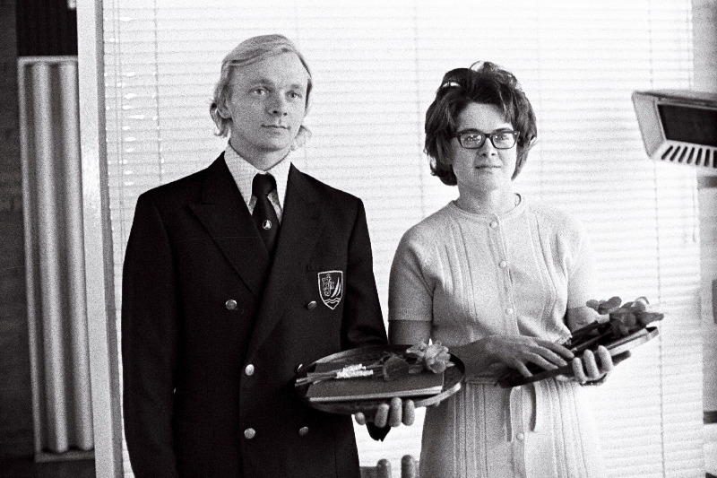 Eesti NSV 1973.a parimad sportlased jääpurjetaja Ain Vilde ja 
allveesportlane Illa Raudik Eesti NSV paremate sportlaste, treenerite ja aktivistide austamisõhtul Lillepaviljonis.