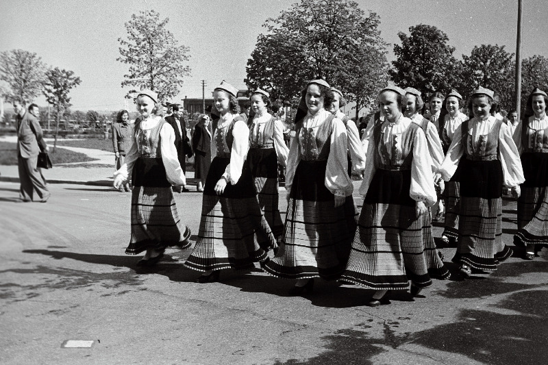 Tartu linna ja rajooni noorsoofestivalist osavõtjate rongkäik.