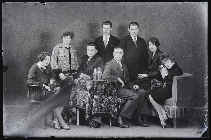 Grupp inimesi, paremal istub Ida Urbel, (foto tellija Urbel).