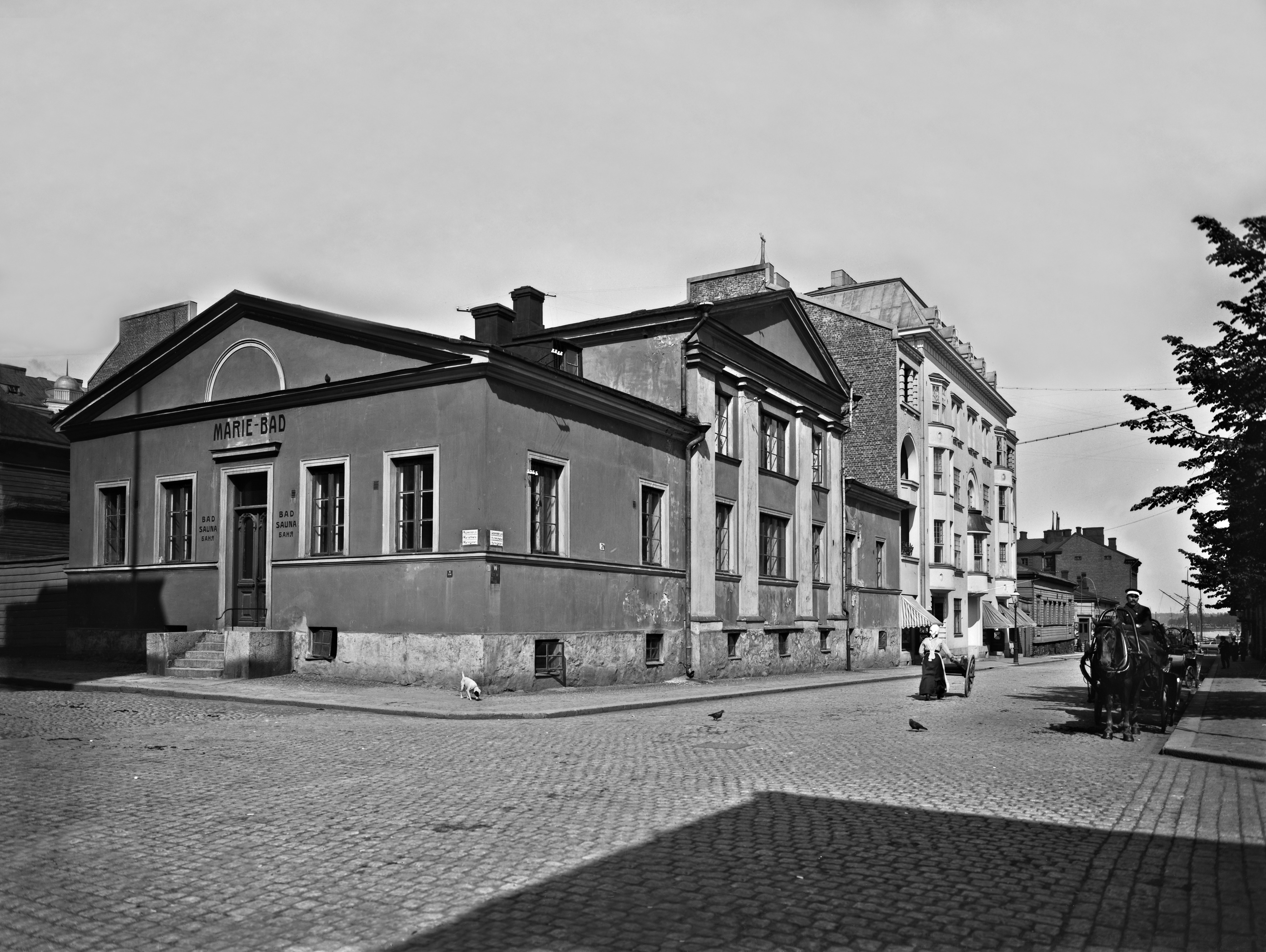 Sauna Marie-Bad, Mariankatu 13a, Kirkkokatu 7. Taustalla Kirkkokatu 5, 3. Mariebad lopetti toimintansa 31.5.1913