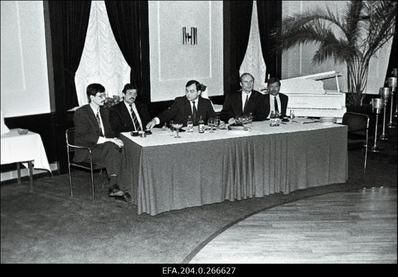 RTV ja EVTV ühine pressikonverents restoranis "Gloria".