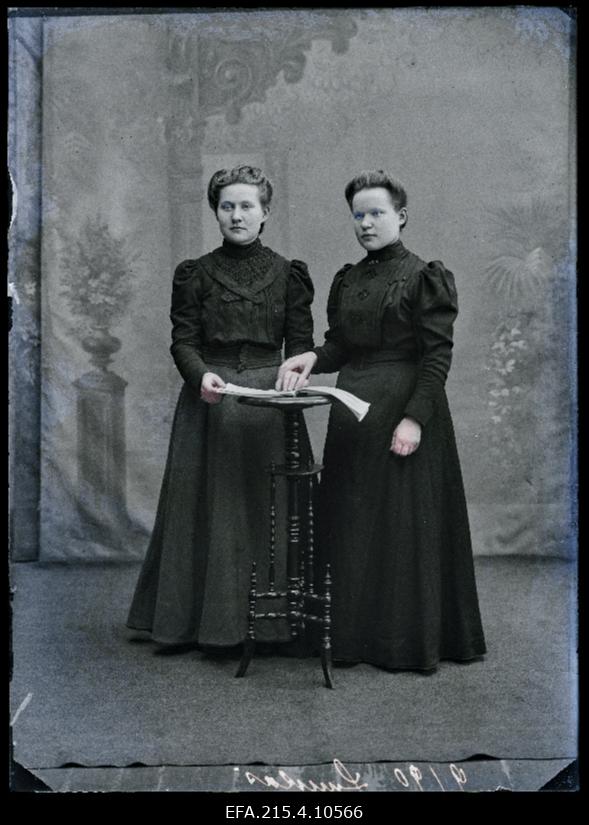 Kaks naist, (foto tellija Liisa Luukas Polli-Perakülast).