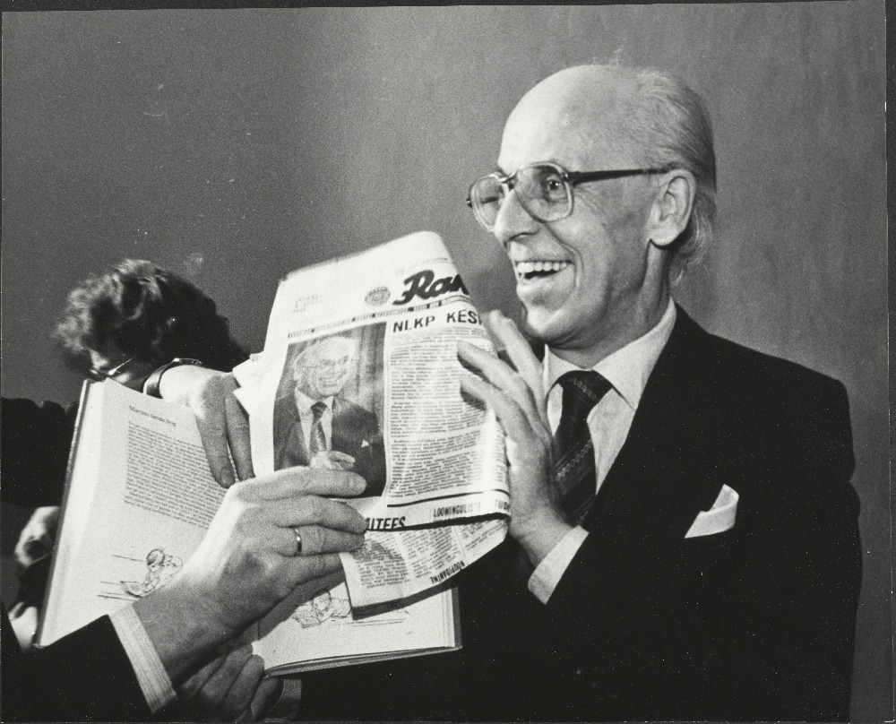 Eesti NSV loominguliste liitude ühispleenum Toompea lossis ENSV Ülemnõukogu istungite saalis. Kirjanik Lennart Meri näitab ajalehte "Rahva Hääl", kus esikaanel tema foto.