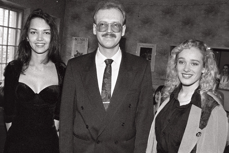 Assotsiatsiooni Eesti Miss juhatuse esimees Raivo Kiisler, Eesti Miss 1994 Auli Andersalu  (paremal) ja 1995 ja Mari-Lin Poom restoranis Controvento pressikonverentsil.