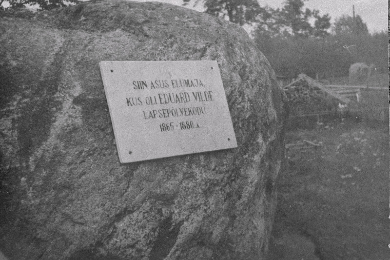 Mälestuskivi kirjanik Eduard Vilde lapsepõlvekodu asukohas Muuga mõisas.