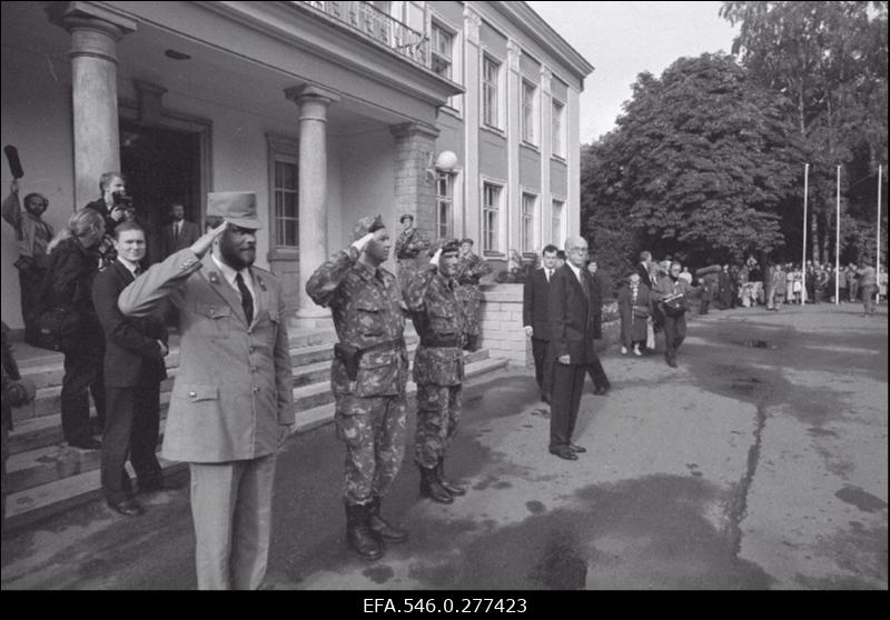 President Lennart Mere ametisse astumise tseremoonia presidendi lossi ees.