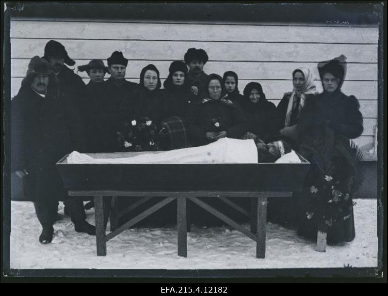 Leinajad vanahärra kirstu juures.